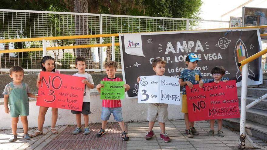 Galería | La manifestación en el colegio Lope de Vega, de Badajoz, en imágenes