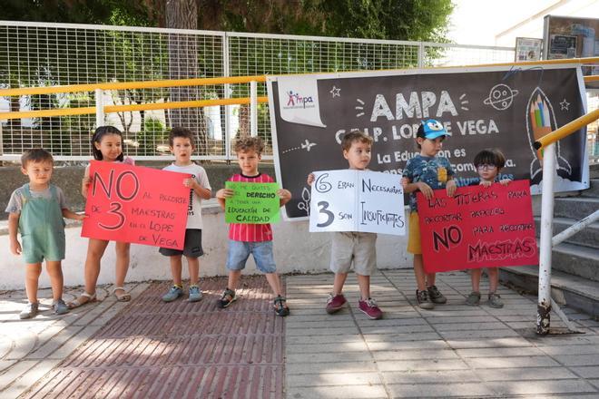 Galería | La manifestación en el colegio Lope de Vega, de Badajoz, en imágenes