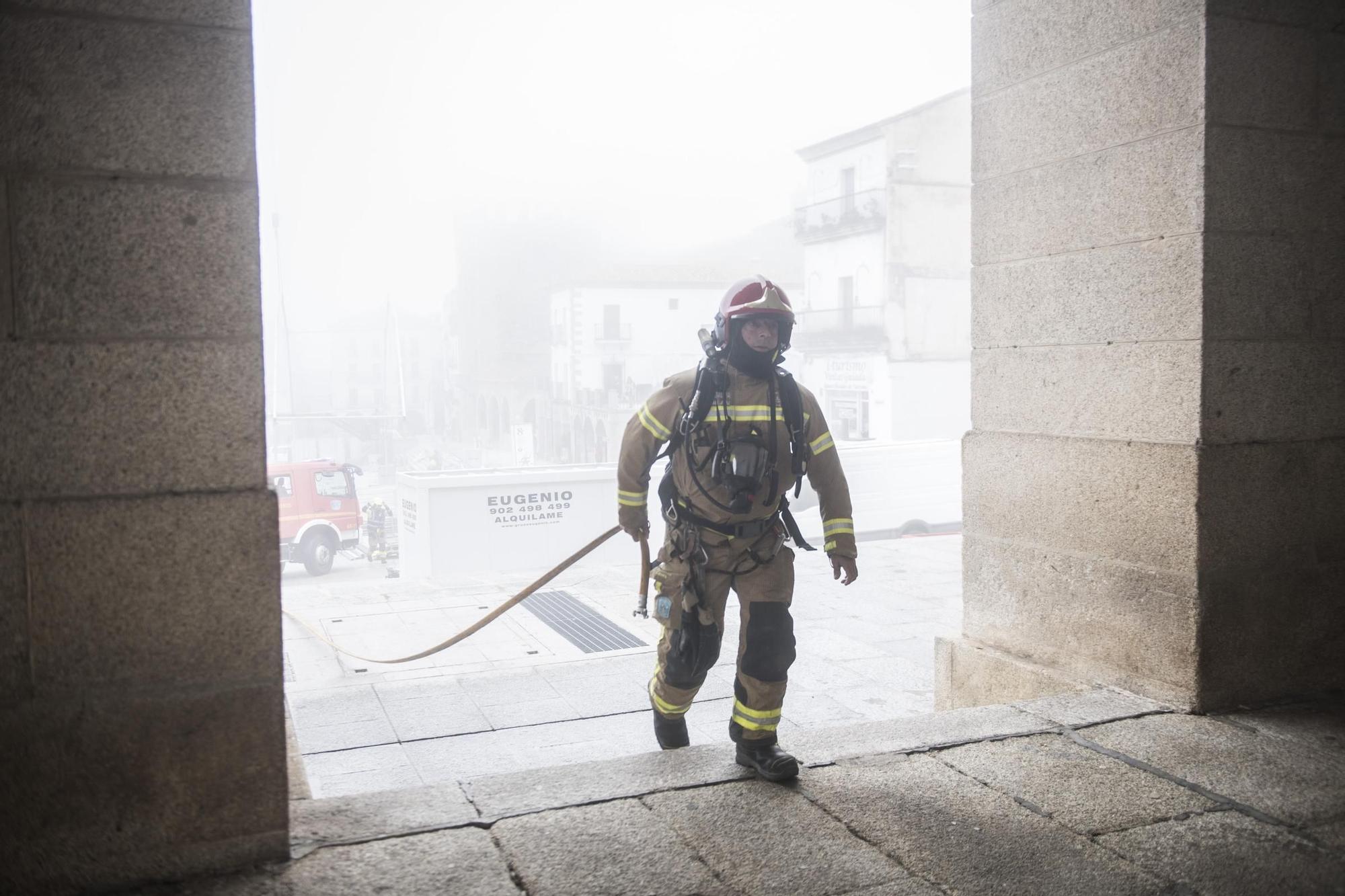 GALERÍA | Las imágenes de un simulacro de incendio en la plaza Mayor de Cáceres