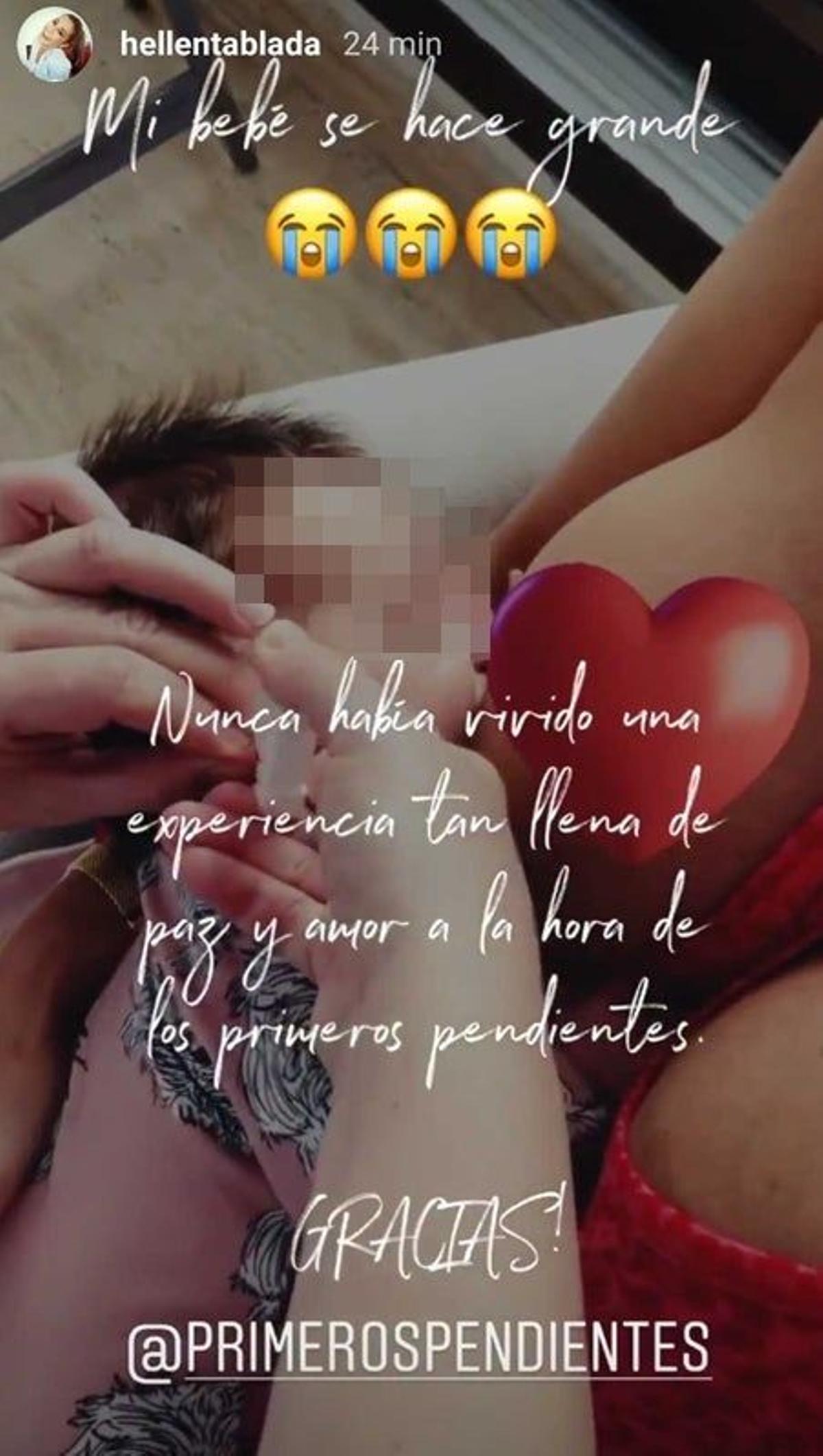 Elena Tablada le hace los pendientes a su hija