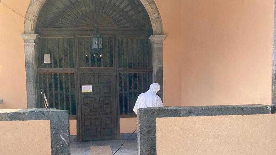 Desinfección de la capilla de La Salud, en Cañu (Cangas de Onís) coincidiendo con el inicio de la novena