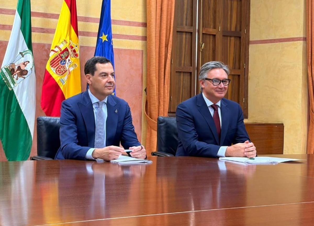 Juan Manuel Moreno y Manuel Gavira, durante la firma del acuerdo del pacto de gobierno.