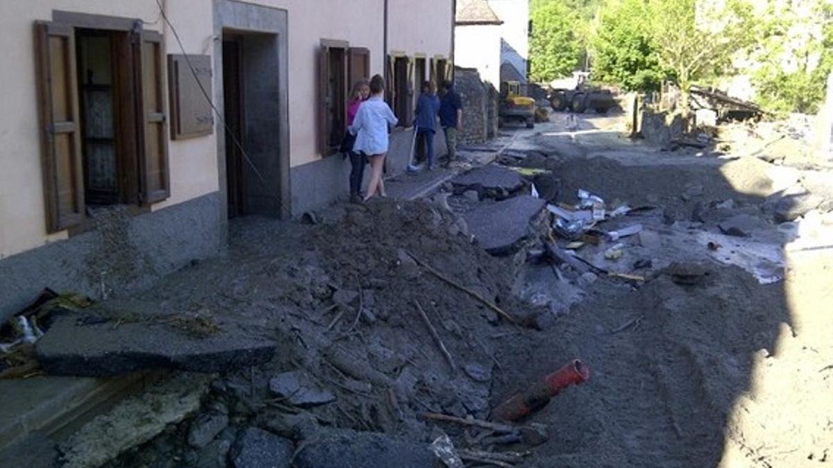Vecinos de Arties comprueban los daños que la riada ha causado en sus casas, a primera hora de este miércoles.