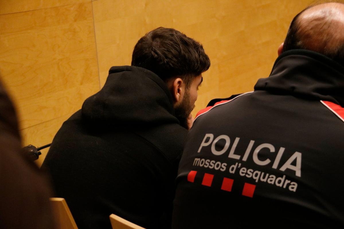 De perfil i custodiat pels Mossos d'Esquadra, el kamikaze de la Jonquera al judici a l'Audiència de Girona