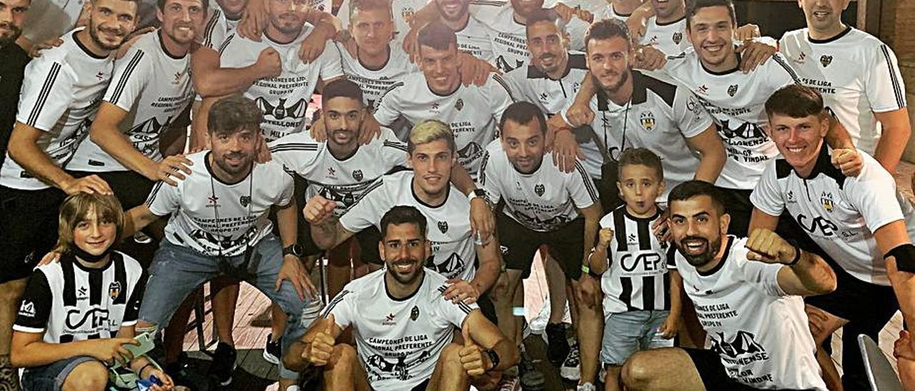 Los jugadores del Castellonense celebran el título. | LEVANTE-EMV