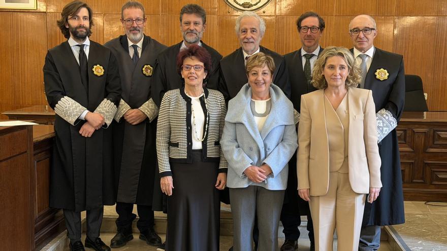 Las magistradas distinguidas Ana San José, Joana Gelabert y Sonia Vidal con miembos de la Sala del Gobierno del TSJB.
