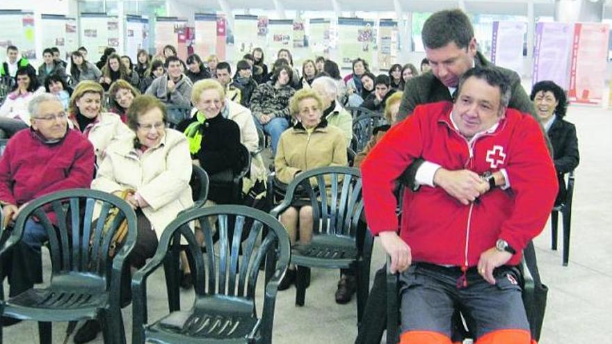 Mauricio Bogomak hace una demostración en su taller de primeros auxilios.