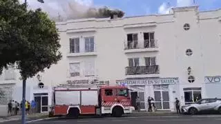 Un incendio en un restaurante de Arrecife obliga a desalojar un edificio de viviendas
