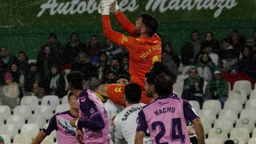 Soriano atrapa un balón durante el partido de Santander. | | LALIGA