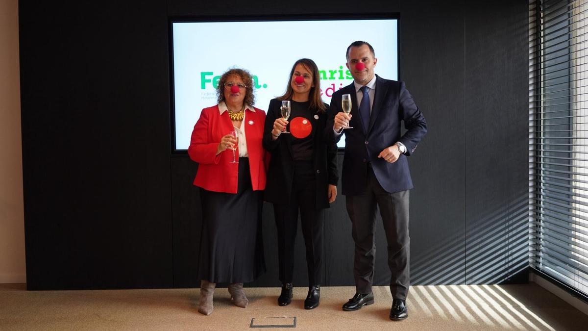 María José Aguiló, vicepresidenta ejecutiva de la FEHM, Inés Rotger, vicepresidenta de Sonrisa Médica, y Javier Vich, presidente de la patronal.