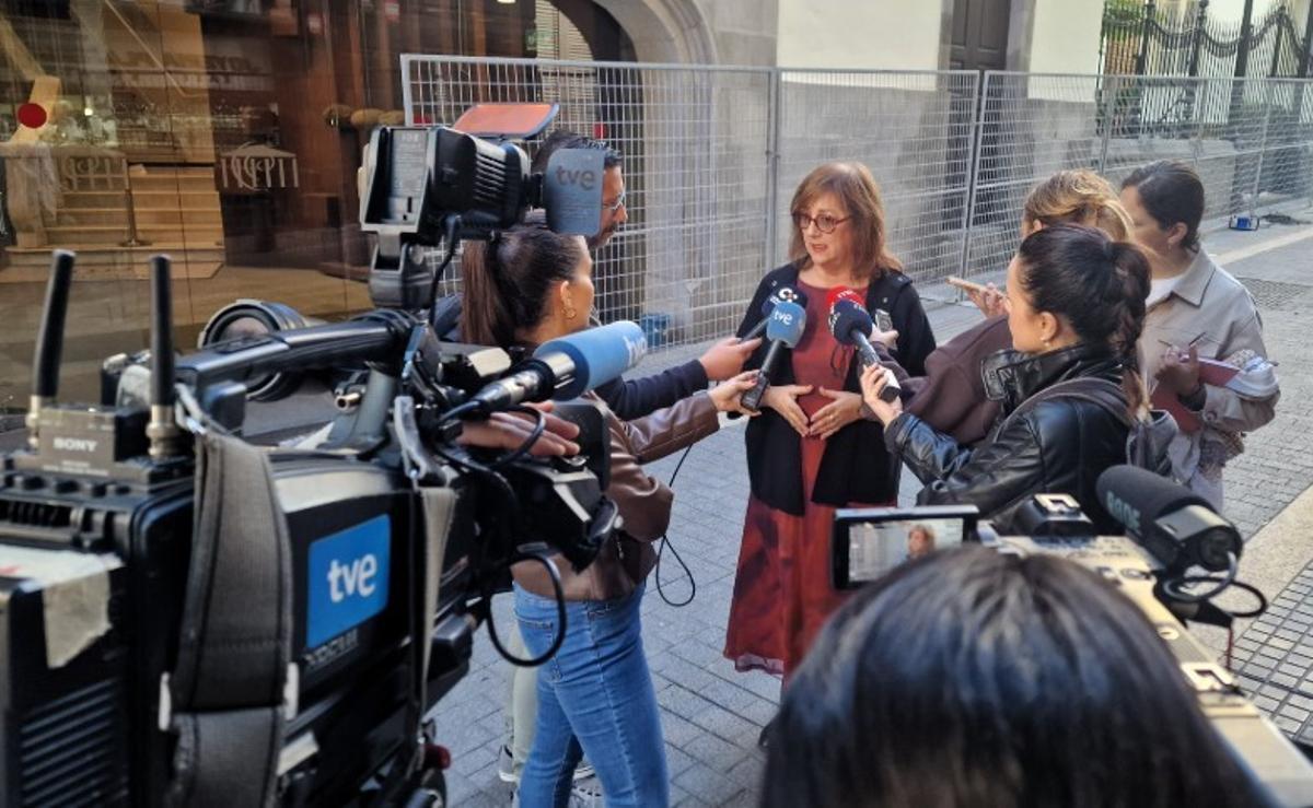 La presidenta de Ascav, Doris Borrego, atiende a los medios de comunicación tras regsitrar la propuesta en el Parlamento