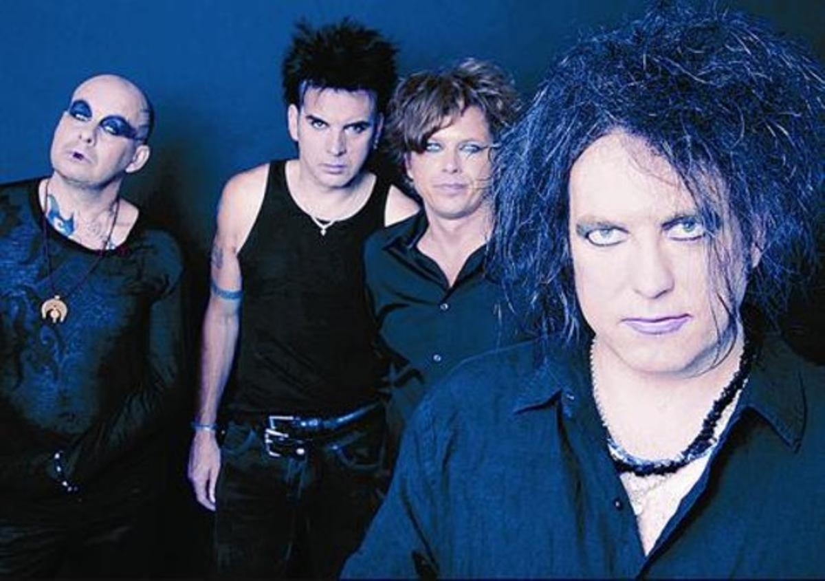 Robert Smith (dreta), amb els seus companys del veterà i sinistre grup anglès.