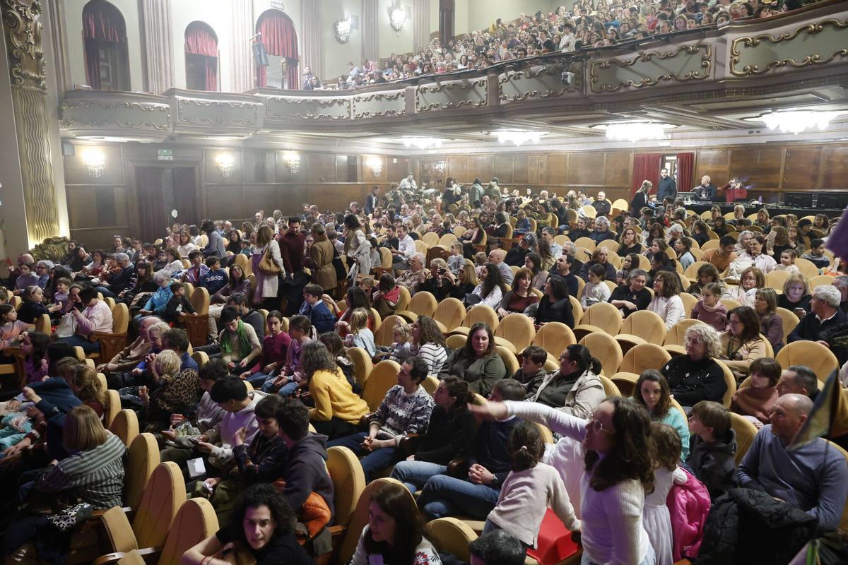 Público en el Teatro Jovellanos, en la representación de "Soc" por la compañía de teatro MARTA SITJA en la clausura de FETEN 2026.