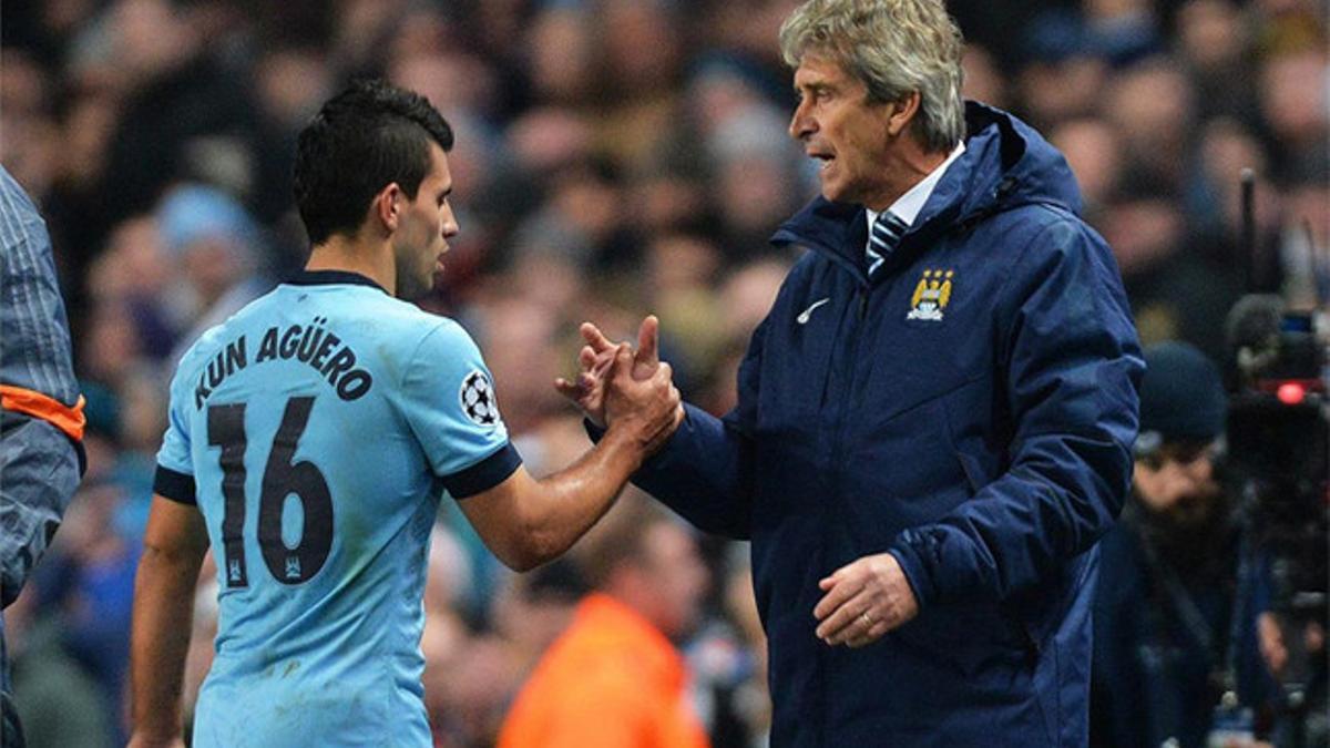 Agüero es felicitado por Pellegrini tras su actuación ante el Bayern