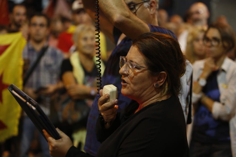 Acció Cultural del País Valencià y otras entidades protestan frente a la estación de Renfe