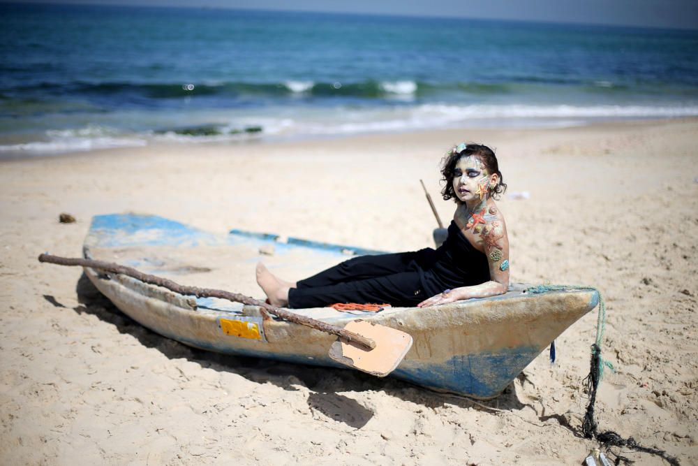 A Palestinian girl with her body painted by ...