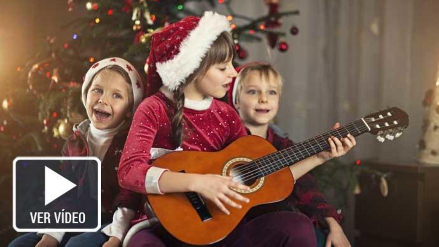 Niños cantando villancicos de Navidad.