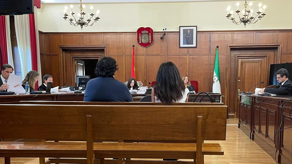 Los exalcaldes de Huévar, en el banquillo durante la primera sesión judicial.