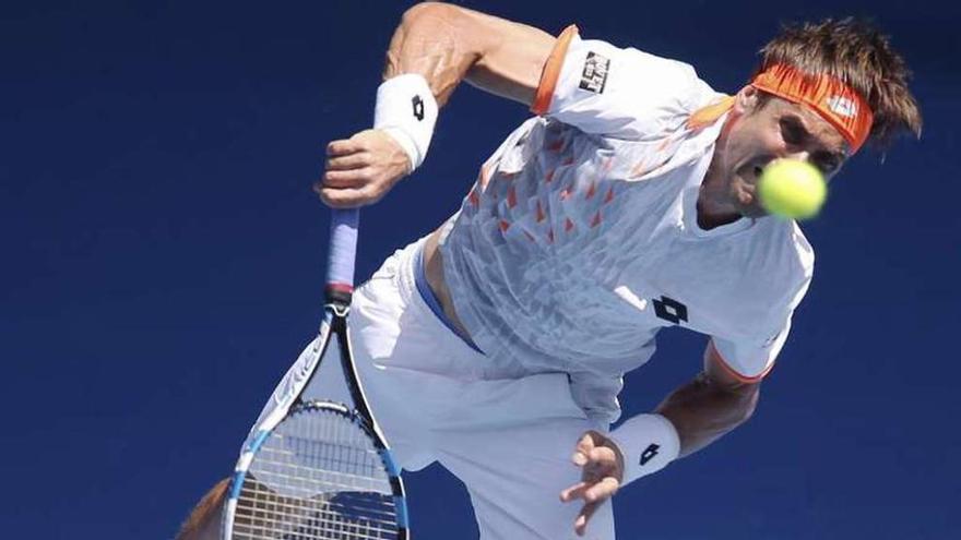 Ferrer saca durante el partido ante Murray. // Efe