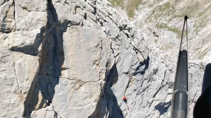 Rescatan a un escalador de 62 años en los Picos de Europa al quedar colgado en una pared tras caer unos 30 metros