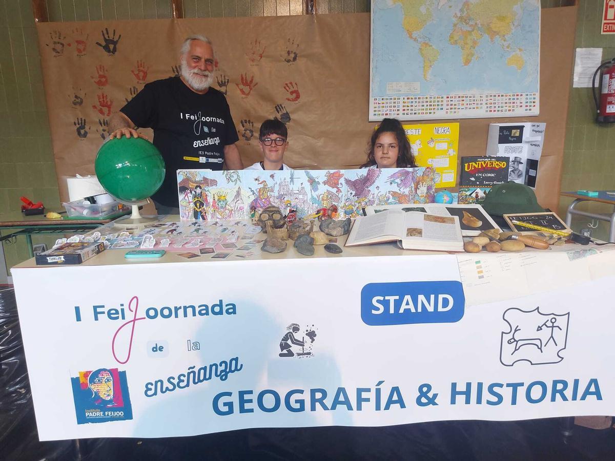 Por la izquierda, Francisco Cuesta, Alejandro Martínez y Kendra Pérez, en el stand de Geografía e Historia.