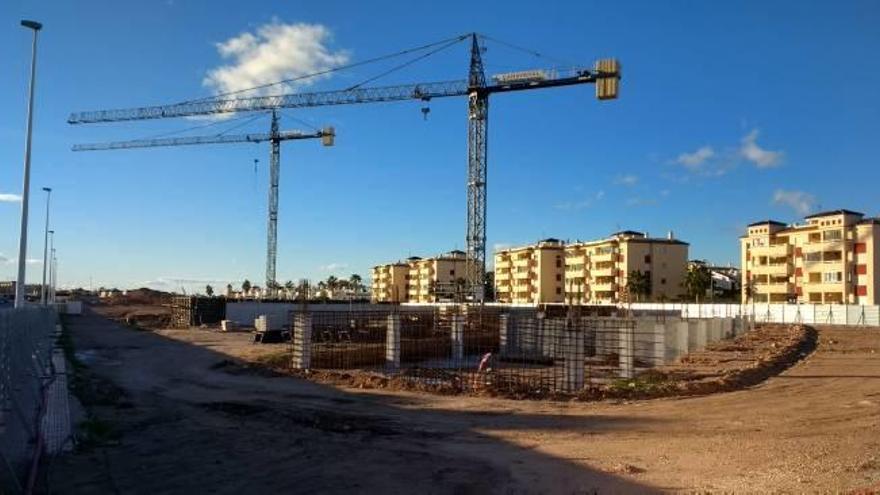 Imagen de los cimientos sobre los que se construirán el nuevo centro educativo mientras la obra lleva parada desde Navidad