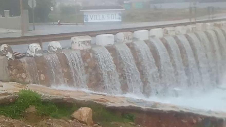 El agua se desborda en la carretera de la playa de Los Locos a El Moro en Torrevieja