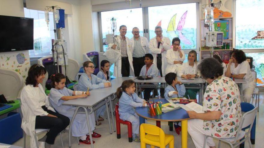 Niños de la zona de Pediatría del Santa Lucía durante una de las actividades.