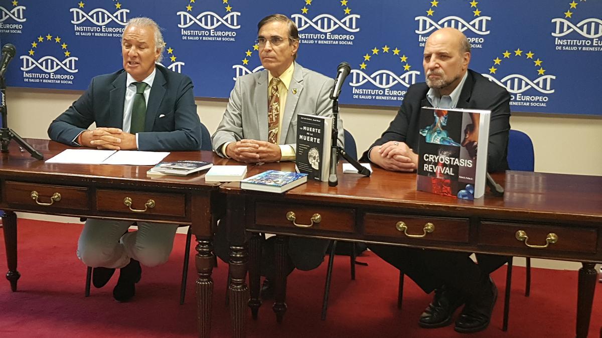 Momento de la rueda de prensa para la presentación de la cumbre. De izquierda a derecha, Manuel de la Peña, José Luis Cordeiro, y Paul Spiegel.