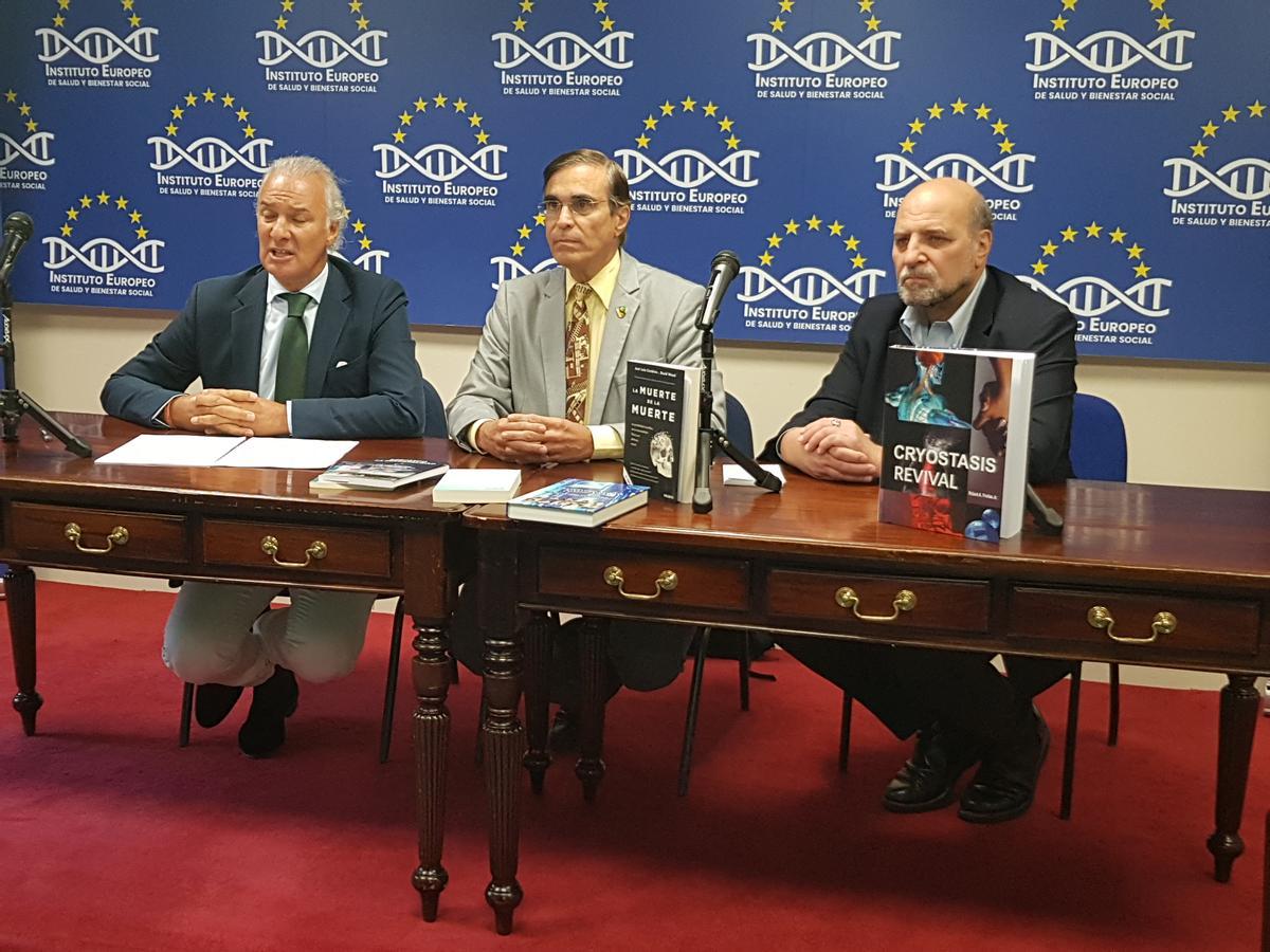 Momento de la rueda de prensa para la presentación de la cumbre. De izquierda a derecha, Manuel de la Peña, José Luis Cordeiro, y Paul Spiegel.