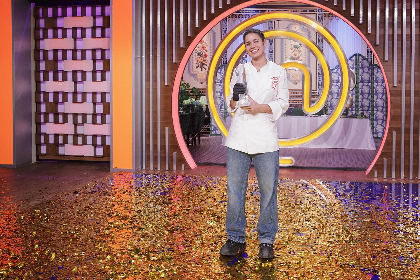 Ángela Gimeno con el trofeo que la acredita como ganadora de Masterchef 12