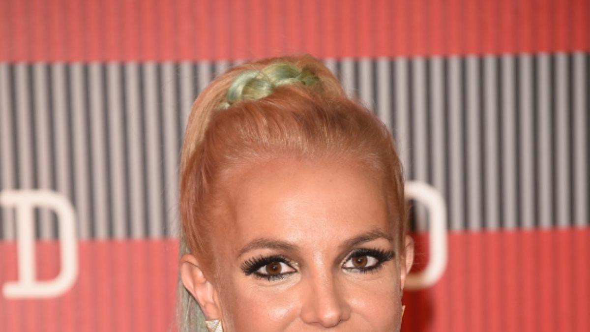 Britney Spears celebra su compromiso con un cambio de look radical