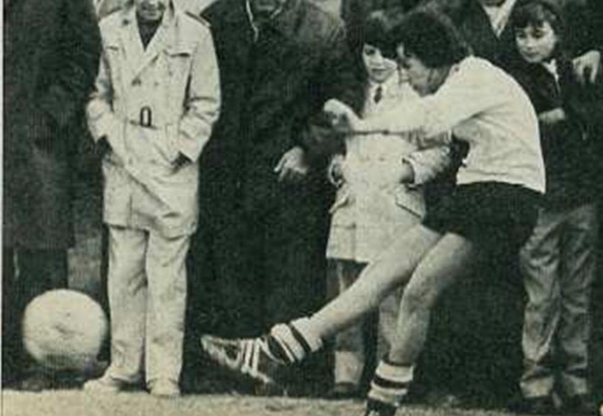 Gran expectación en el debut de Conchi 'Amancio' en el estadio Boetticher de Villaverde Alto, entre el Sizam de Madrid y el Mercacredit. Terminó con 5-1 con cinco goles de Conchi 'Amancio', que tenía 13 años.