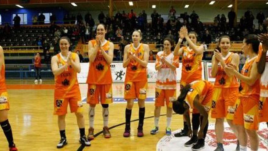 Las jugadoras del Zamarat se despiden de la afición tras su última victoria.