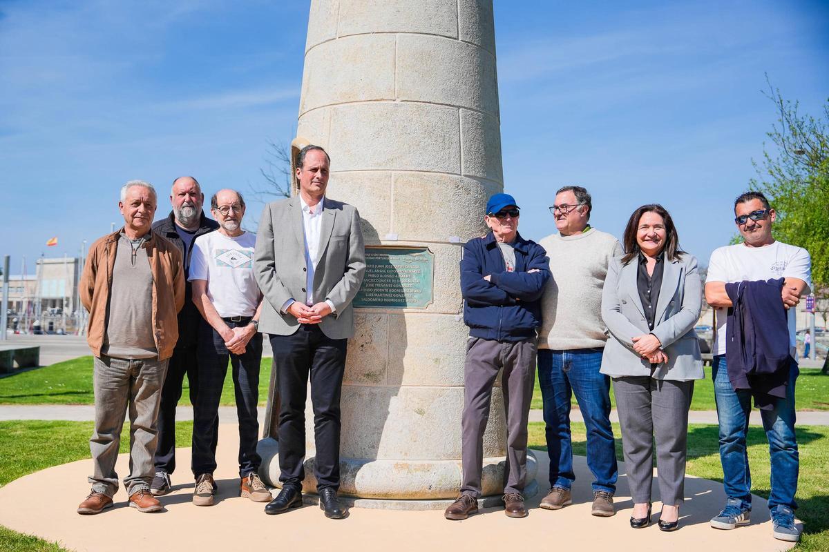 Botana, con el equipo de Señales Marítimas del Puerto y Ana Ortiz, esta mañana.