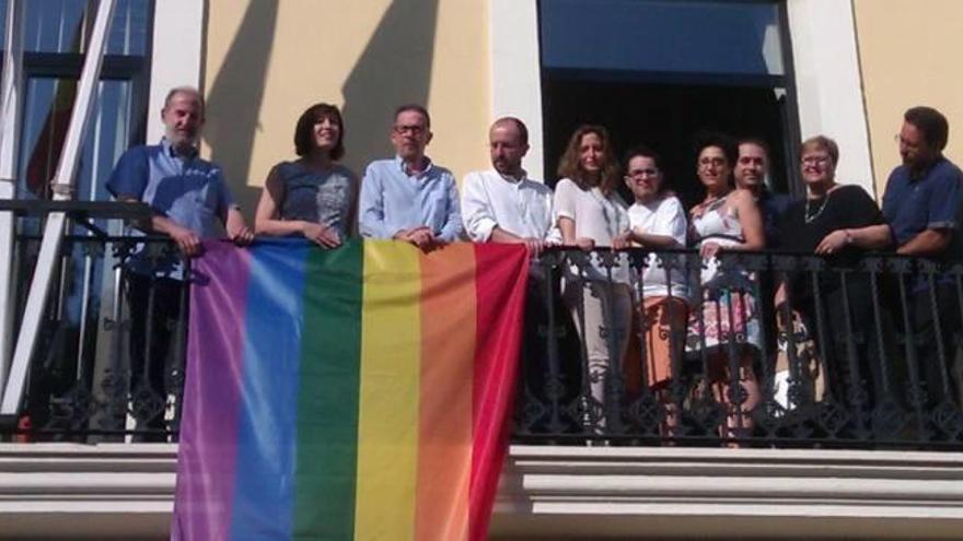 La bandera del arcoiris ondeó en el consistorio por primera vez