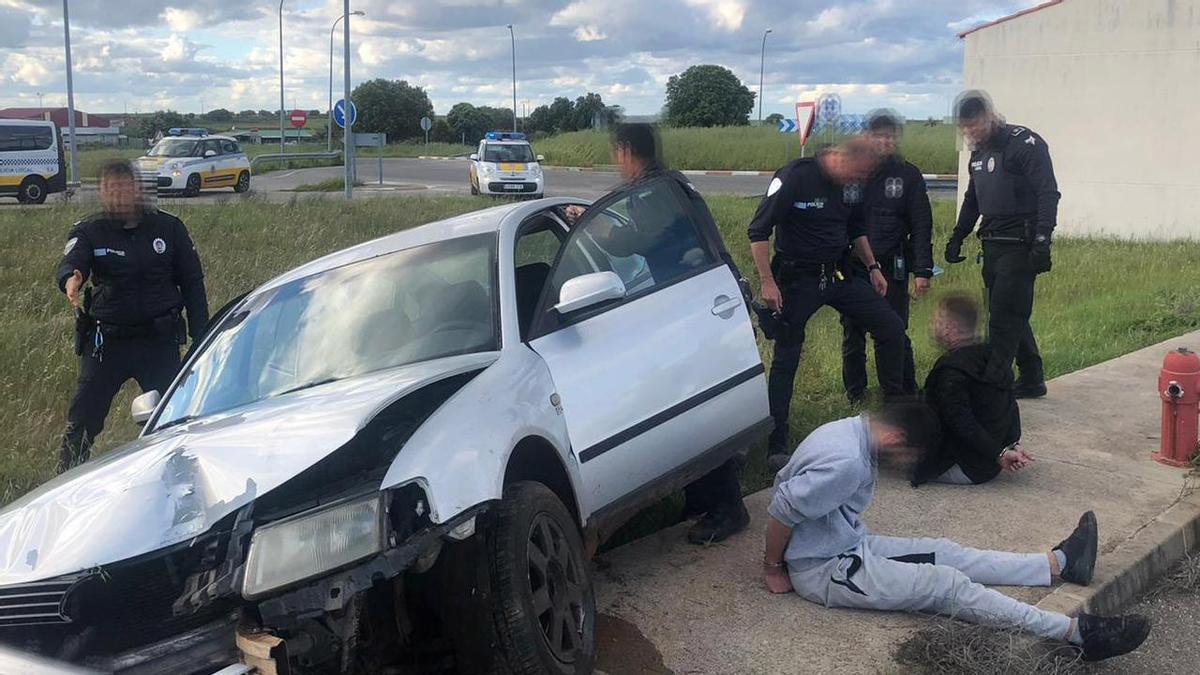 La persecución terminó cuando los jóvenes chocaron contra una rotonda en Torrequemada. En la imagen, los detenidos junto a la policía local.óvenes en Torrequemada.