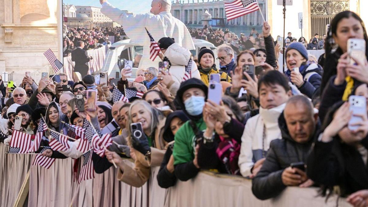Fieles de Estados Unidos saludan al Papa a su llegada a la plaza de San Pedro del Vaticano, el 10 de diciembre de 2025.