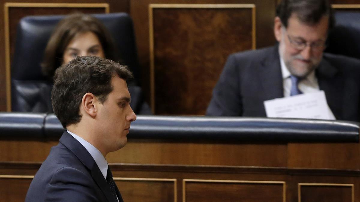 Albert Rivera pasa frente al presidente Rajoy en una imagen de archivo.