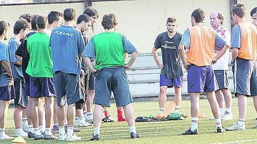 Los jugadores del Avilés escuchan a Muñiz durante un entrenamiento en La Toba.