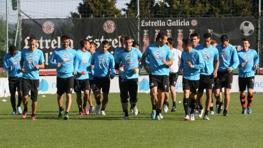 Los jugadores del Celta, al comenzar el entrenamiento que ayer celebraron en A Madroa antes de viajar a Sevilla.  // Jesús de Arcos