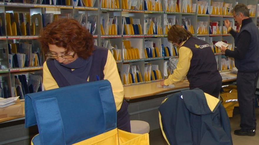 Empleados en una oficina de Correos.