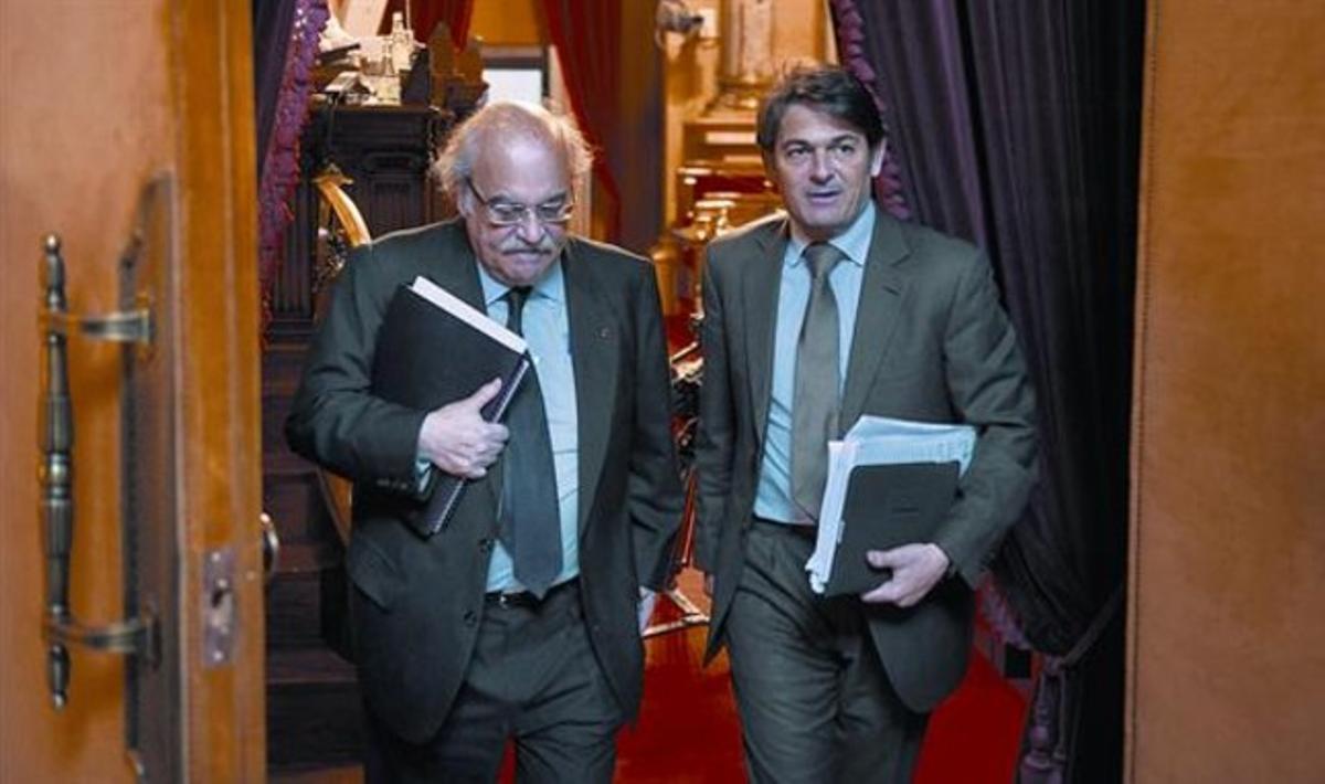 Oriol Pujol, amb el conseller d’Economia, Andreu Mas-Colell, el 22 de desembre passat al Parlament.