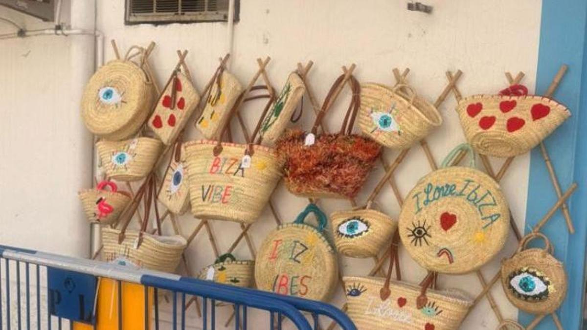Imagen de la estructura de madera y los bolsos sustraídos.