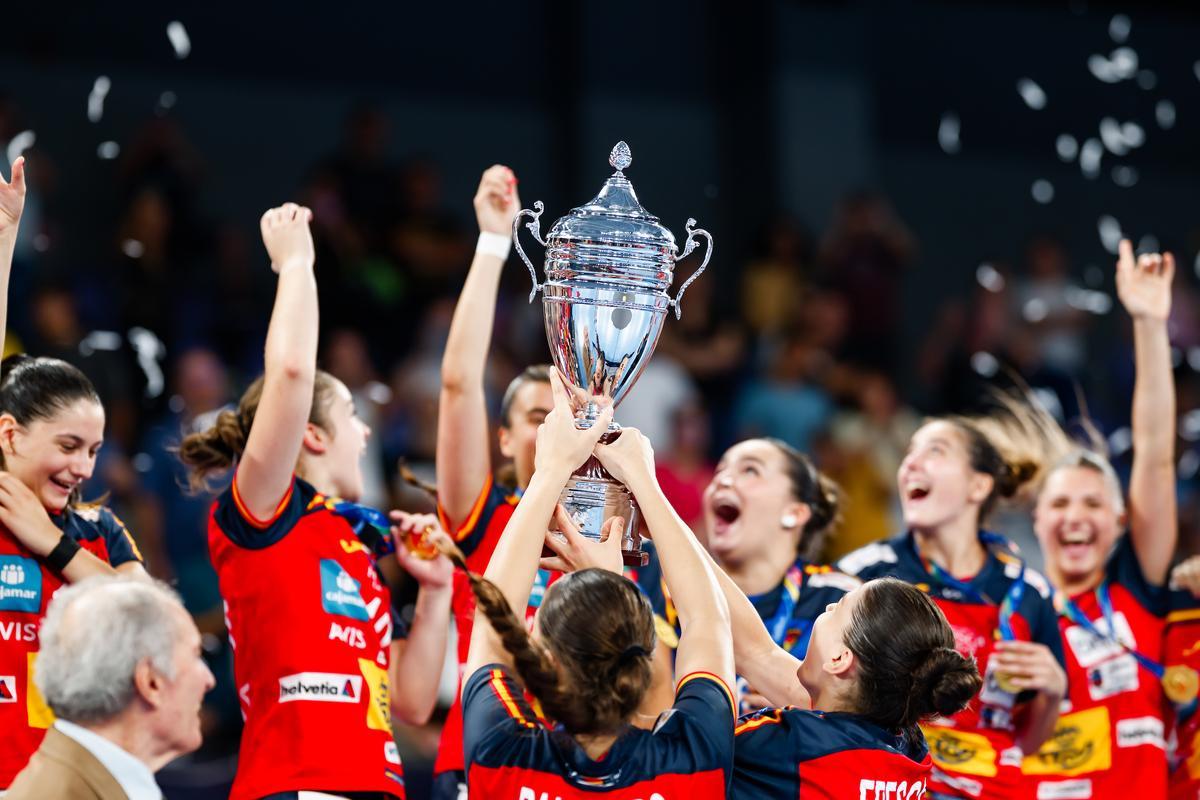 Las jugadoras de España celebran el título.