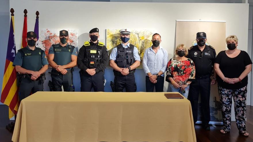 Beamte der Guardia Civil und der Ortspolizei sowie Verantwortliche des Rathauses Capdepera heißen die deutschen Kollgen willkommen