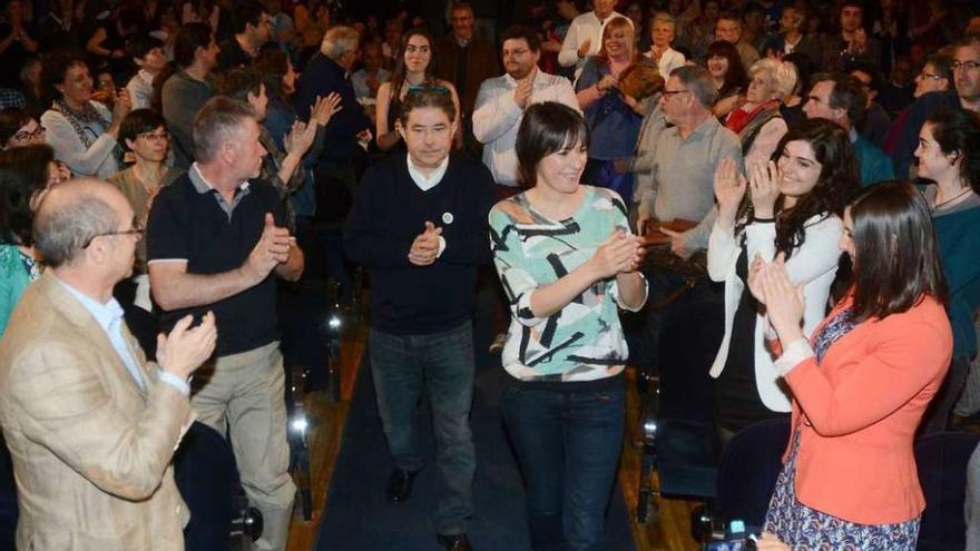 Ana Pontón hace su entrada en un abarrotado Teatro Principal junto a Fernández Lores. // Rafa Vázquez