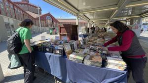 BARCELONA 20/04/2023  Barcelona.  Apertura del mercado de libros de Sant Antoni versión extralong Sant Jordi Mercat del Llibre per Sant Jordi         FOTO de FERRAN NADEU