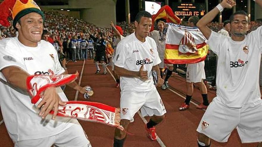 Adriano, Luis Fabiano y Dani Alves celebran un título con el Sevilla.