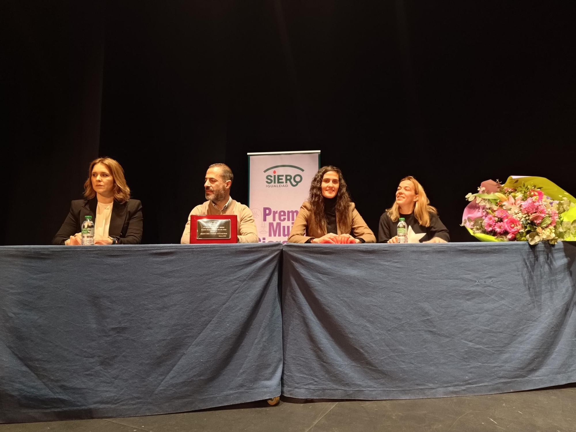 La entrega del Premio Mujer Sierense a Montse Tomé, en imágenes